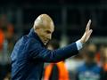 مدرب ريال مدريد الاسباني، الفرنسي زين الدين زيدان يوجه التعليمات الى لاعبي فريقه في المباراة ضد بوروسيا دورتموند الالماني في دورتموند في مسابقة دوري ابطال اوروبا في 26 ايلول/سبتمبر 2017