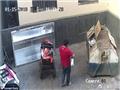 بالصور.. أب صيني يرمي ابنته الرضيعة في صندوق القمامة (4)                                                                                                                                                