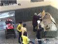 بالصور.. أب صيني يرمي ابنته الرضيعة في صندوق القمامة (3)                                                                                                                                                