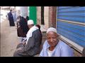 أصحاب المعاشات ينتظرون أدوارهم على الرصيف                                                                                                                                                               