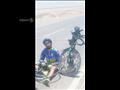 خلال إصلاحه دراجته                                                                                                                                                                                      