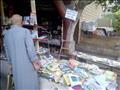 الكتب ملقاة على رصيف الكشك                                                                                                                                                                              
