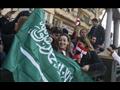 العشرات يرحبون بولي العهد في ميدان التحرير (3)