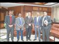 محافظ المنيا يبحث مع مصر الخير توصيل المرافق لـمجم