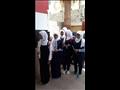تلاميذ مدارس التعليم العام يستبلون تلاميذ التربية الخاصة بالورود
