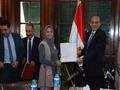 وزير الزراعة يٌكرم طالبات بعد تجميلهُن جدران حديقة الحيوان (7)                                                                                                                                          