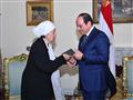 السيسي يستقبل سيدتين تبرعتا لـتحيا مصر (3)                                                                                                                                                              
