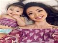 بصور السيلفي.. عارضة أزياء وابنتها تُبهرا موقع التواصل الاجتماعي                                                                                                                                        