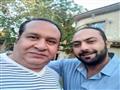 صبرى نخنوخ مع أصدقائه بعد خروجه من السجن