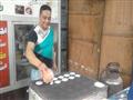 صورة اخرى لمحمود وهو يدلو القطايف من اجل نضجها                                                                                                                                                          