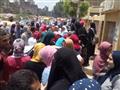 تجمع أولياء الأمور امام إحدى اللجان انتظارا لفتياتهم أثناء خروجهن من لجنتهن بكفرالشيخ                                                                                                                   