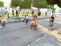 اللعب بالدراجات وسيلة الاطفال لتمضية الوقت امام القناة                                                                                                                                                  