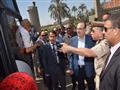 محافظ بني سويف يتبادل الحديث مع الركاب                                                                                                                                                                  