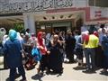 سيدة تطمئن على ابنتها امام لجنة الأمتحان بالفيوم                                                                                                                                                        