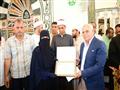محافظ بورسعيد يسلم الجائزة لإحدى الفائزات                                                                                                                                                               