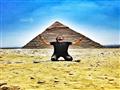 غفوري يلتقط صورة أمام الهرم الأكبر 