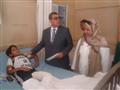 المحافظ يسأل عالطبيب المعالج لطفل مصاب فى حادث                                                                                                                                                          
