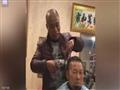 بالفيديو- حلاق صيني يخاطر بحياة زبائنه