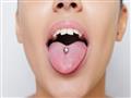 تحذير للفتيات من موضة "بيرسينج اللسان"