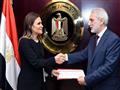 وزيرة الاستثمار خلال تسليم مسؤولي شركات أوراق زيادة رأسمالها (6)                                                                                                                                        