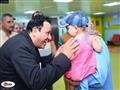 الفنان محمد فؤاد خلال زيارتة للمرضي بمركز الاورام بالمنصورة (4)