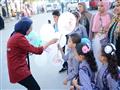 توزيع الهدايا أمام المدارس                                                                                                                                                                              
