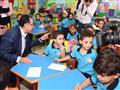 رئيس الوزراء يداعب التلاميذ                                                                                                                                                                             
