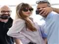 داكوتا جونسون تغادر فينيسيا السينمائي (2)                                                                                                                                                               