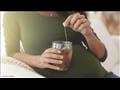النساء الحوامل وشرب الشاي.. دراسة تكشف الضرر