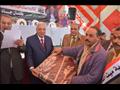 محافظ الدقهلية خلال تكريم عمال النظافة بمركز ميت غمر (4)