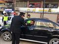 قائد سيارة توقف لمصافحة مدير مرور السويس 