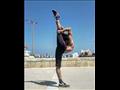 عمر مشالي أثناء ممارسة رياضة الأكروبات علي شاطيء بورسعيد (6)