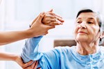 العلاج الطبيعي يقلل الاعتماد على الأدوية والتدخلات الجراحية في هذه