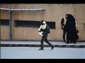 مواطن يحاول الفرار من شدة الرياح وبرودة الطقس في الإسكندرية - تصوير حازم جودة                                                                                                                           