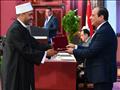 الرئيس السيسي يكرم مدير عام شئون القرآن بوزارة الأ