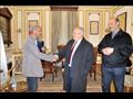 رئيس جامعة القاهرة يكافئ موظف بالقصر العيني (3)