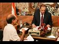 نائب محافظ أسوان يستمع لمشكلات المواطنين