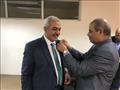كرم رئيس الجامعة إدارة المستشفى ومنحهم  شعار جامعة