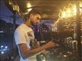 محمد رشاد خلال إعداده المشروبات