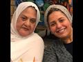 مع والدتها