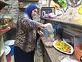 نوره خلال عملها بمطبخ محلها الجديد٦
