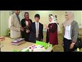 الخبير اليابانى فى زيارة للمدارس بأسوان
