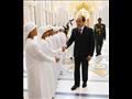 السيسي يصافح قيادات الإمارات في القصر الرئاسي