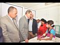 رئيس جامعة أسيوط يزور طفلة بالمستشفى عقرها كلب بوجهها 