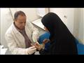 الكشف على المرضى خلال القافلة الطبية