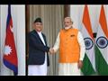 رئيس الوزراء الهندي ناريندرا مودي مصافحا نظيره الن
