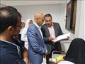 وكيل وزارة الصحة يطمئن على الطفلة  
