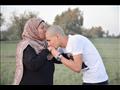 محمد يقبل يد والدته