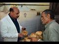 محافظ أسوان يتأكد من وزن رغيف عيش بمخبز بلدى