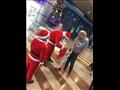 بابا نويل يستقبل سياح مطار الغردقة بالهدايا التذكارية 